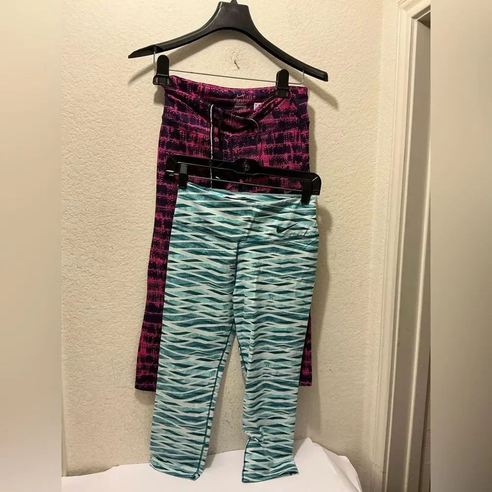Lot 2 Nike legendary crisscross crop leggings small & Nike epic run